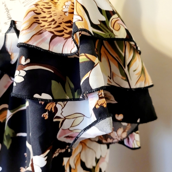 NWOT!! FLORAL OFF THE SHOULDER RUFFLE SLEEVED TOP!! 🌸🌼🏵 - Picture 4 of 8